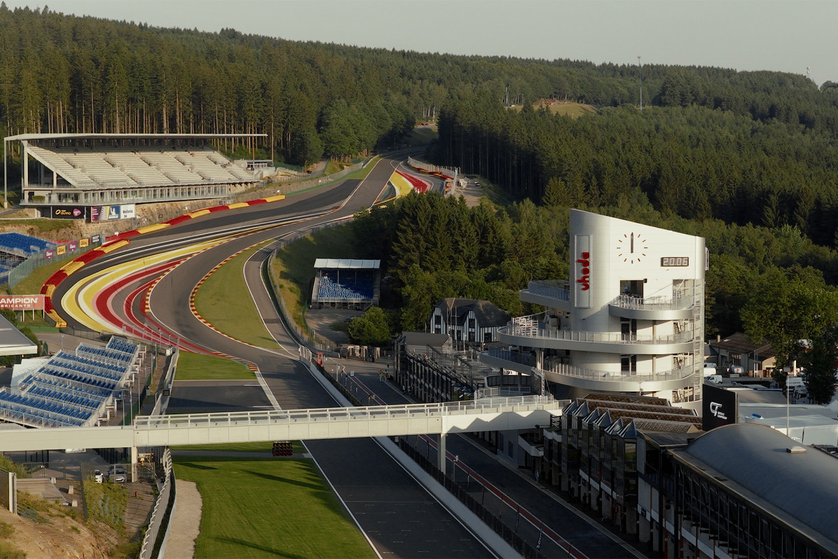 Circuit Spa Francorchamps - Stavelot - Tour Uhoada, descente de l'Eau Rouge et Raidillon