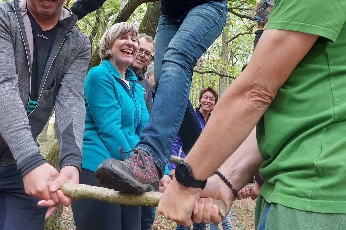 Be Alpha - La Reid - Teambuilding en forêt - Activité avec un bois | © Isabelle Baret Be Alpha