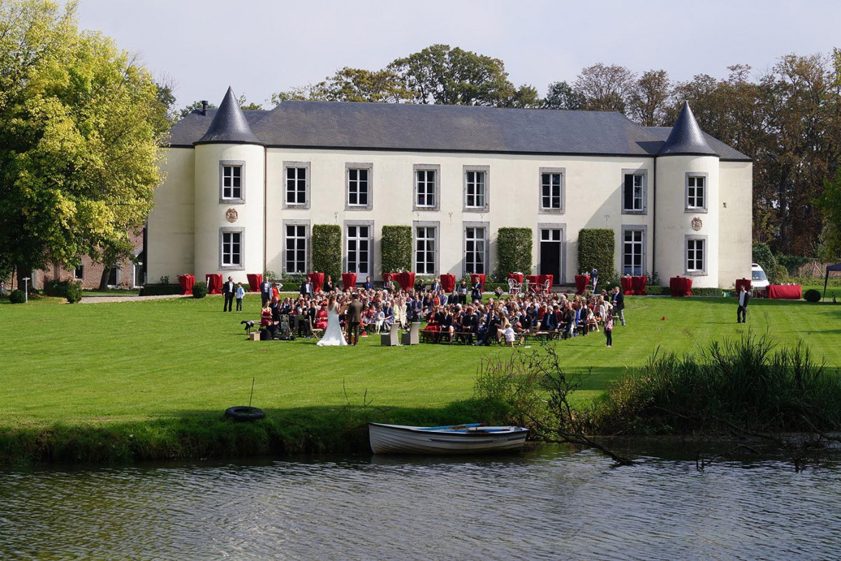 Château d'Avin - Extérieur - Journée