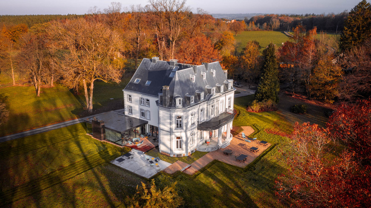 Château de la Louveterie - Limbourg - Vue aérienne - Extérieur - Parc | © EPIC AGENCY