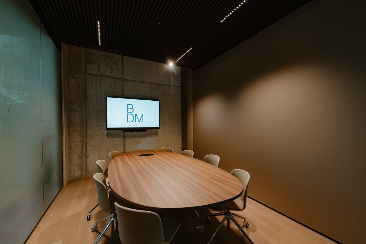 Bord de Meuse - Oupeye - Salle de réunion - Table ovale avec écran