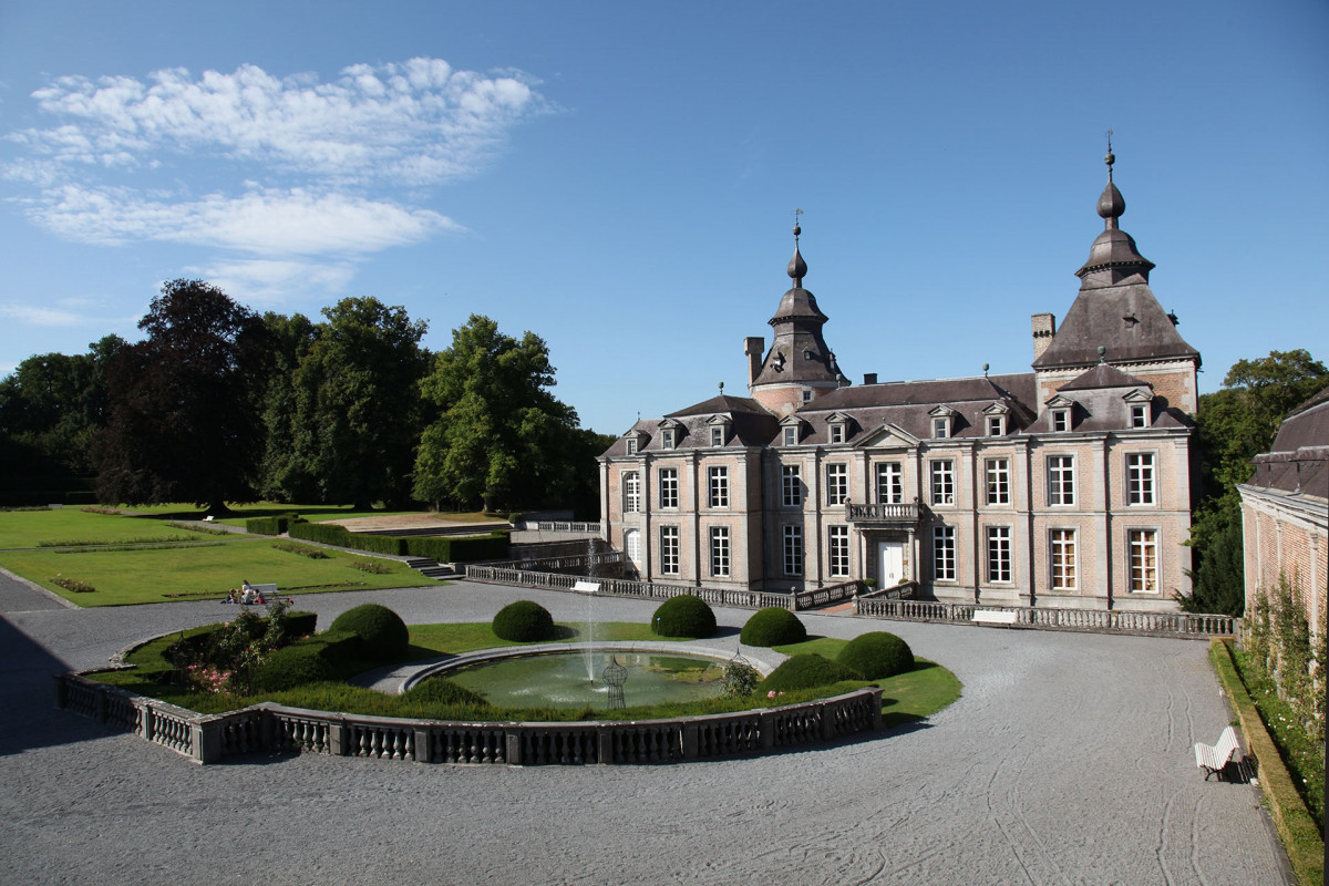 Domaine du Château de Modave - façade et étang | ©  FTPL-P.Fagnoul