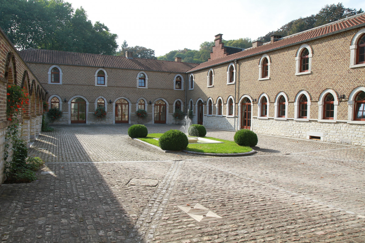 Hôtel-Ferme du Château d'Ahin - Ben-Ahin - Cour | © Hôtel du Château d'Ahin