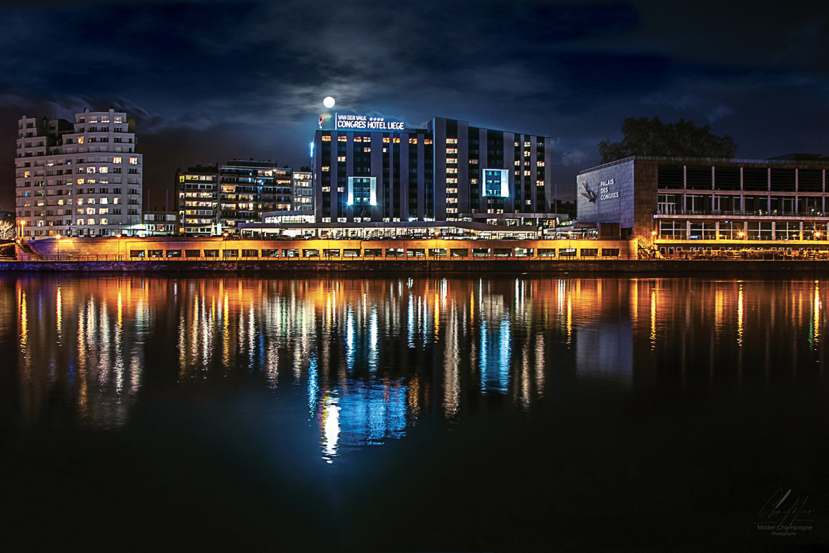 Hôtel Van der Valk Liège Congrès - Liège - Extérieur - Façade - Nuit - © Mister Champagne Hôtel Van der Valk Liège Congrès - Liège - Extérieur - Façade - Nuit