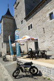 Avouerie d'Anthisnes - Anthisnes - Façade extérieure - Fatbike garé devant la terrasse