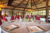 Ferme du Banneway - Louveigné - Intérieur - Salle pour des évènements - Table dressée avec des assiettes et verres - Vue proche