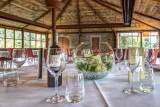 Ferme du Banneway - Louveigné - Intérieur - Salle pour des évènements - Table dressée avec des verres - Vue proche