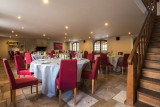 Ferme du Banneway - Louveigné - Intérieur - Salle d'incentives - Tables et escalier - Vue proche